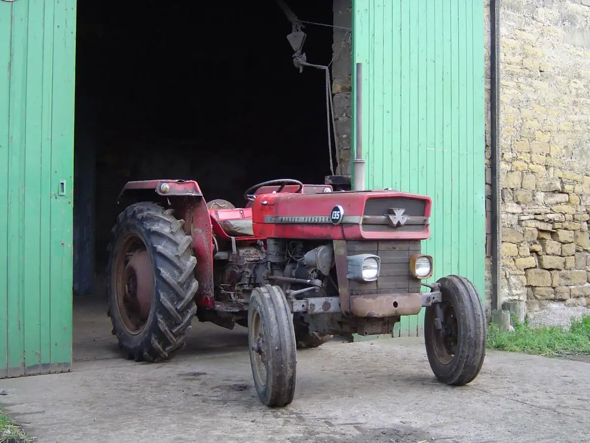 Czerwony ciągnik rolniczy Massey Ferguson