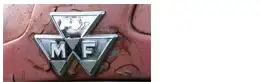 Massey Ferguson logo na czerwonej masce starego ciągnika